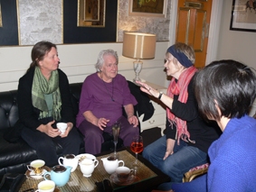 Anne Walmsley, Joan May Campbell, Peta Davies and Mimi discussing art and life with Mimi at Liberte's